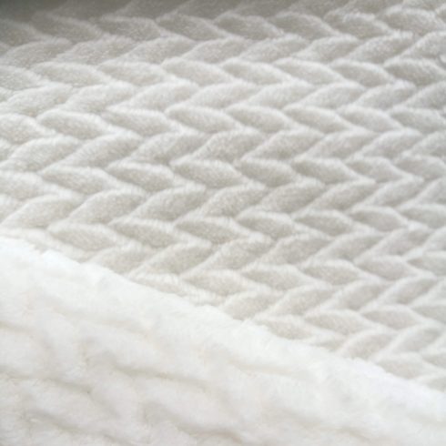 Babatakaró chevron mintás polár krém 70x100 cm