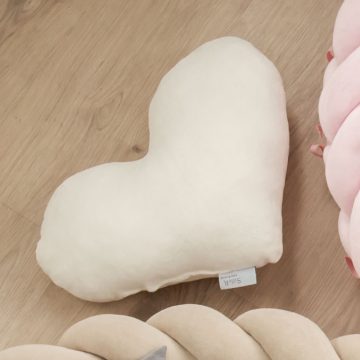 Szív alakú párna babaszoba dekoráció krém