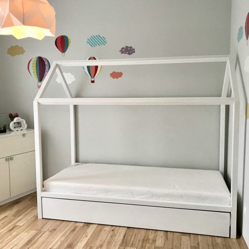 Házikó ágy tölgy festett fehér szürke kihúzható vendégággyal